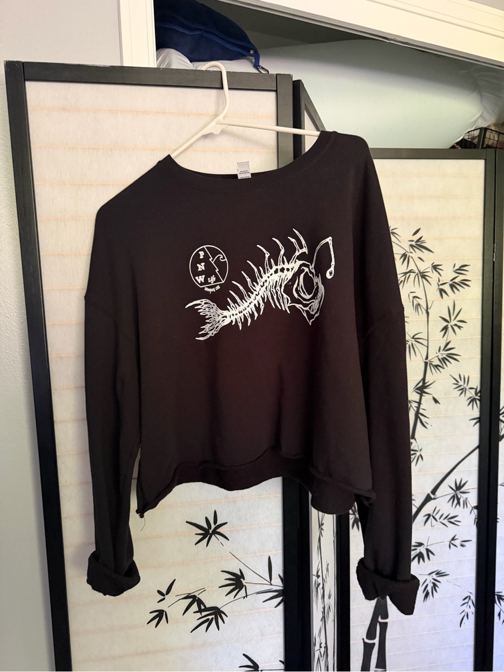 Black Cropped Long-Sleeve Sweatshirt with White Fishbone Graphic-PNW Life